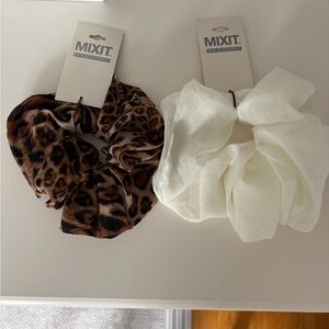 *NWT* MIXIT Leopard and White Scrunchie Set